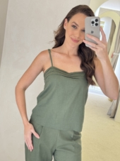 REGATA COM DETALHE DE PREGAS