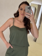 REGATA COM DETALHE DE PREGAS - Imagem 2