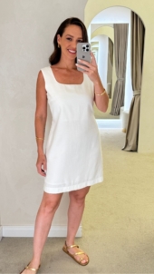 VESTIDO CURTO COM LAÇO COSTAS