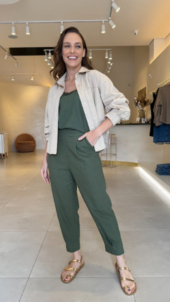 CALÇA COM DETALHE DE PREGAS