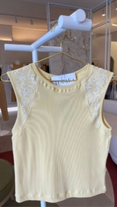 REGATA COM BORDADO NAS LATERAIS - Imagem 3