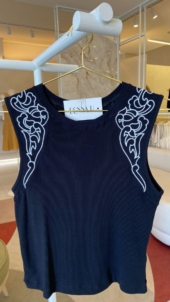 REGATA COM BORDADO NAS LATERAIS