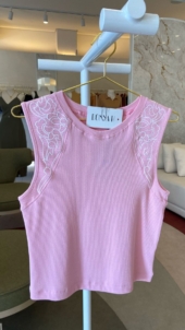 REGATA COM BORDADO NAS LATERAIS - Imagem 2