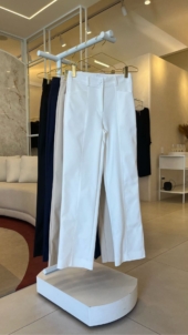 CALÇA RETA EM COTTON POLY COM BOLSOS